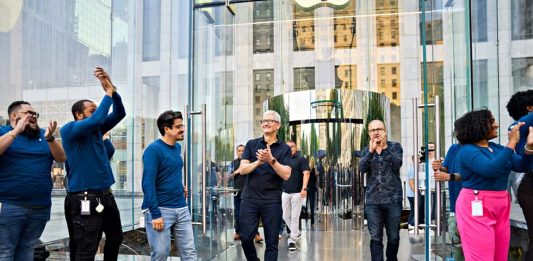 At Apple Fifth Avenue, Tim Cook and Greg Joswiak welcomed the first iPhone 14 customers along with team members.