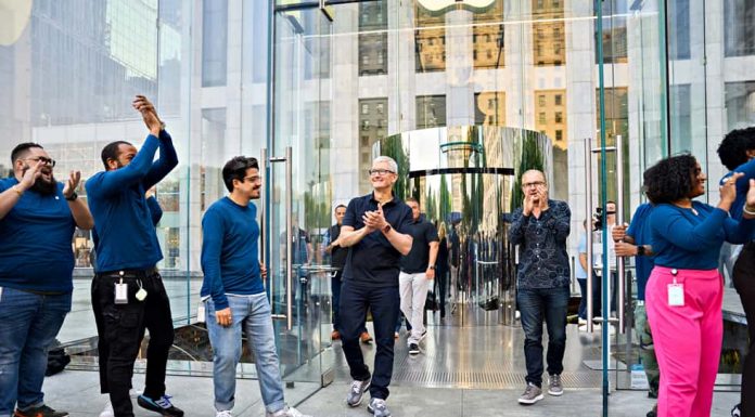 At Apple Fifth Avenue, Tim Cook and Greg Joswiak welcomed the first iPhone 14 customers along with team members.