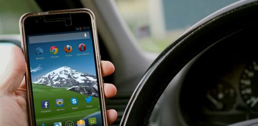 56 Prozent haben ihr Smartphone schon mal am Steuer genutzt