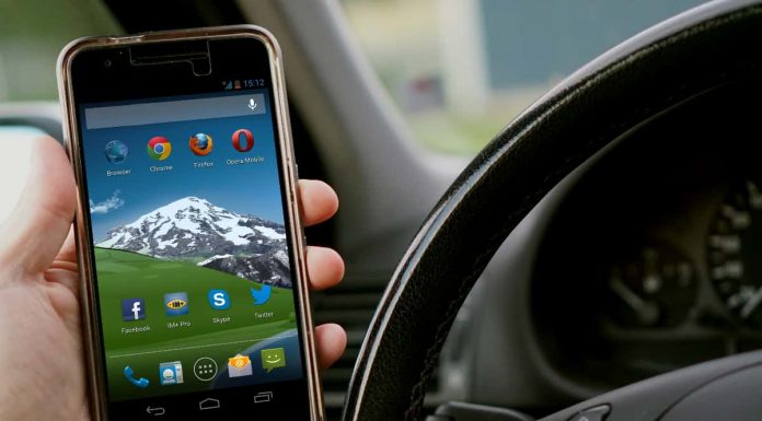 56 Prozent haben ihr Smartphone schon mal am Steuer genutzt