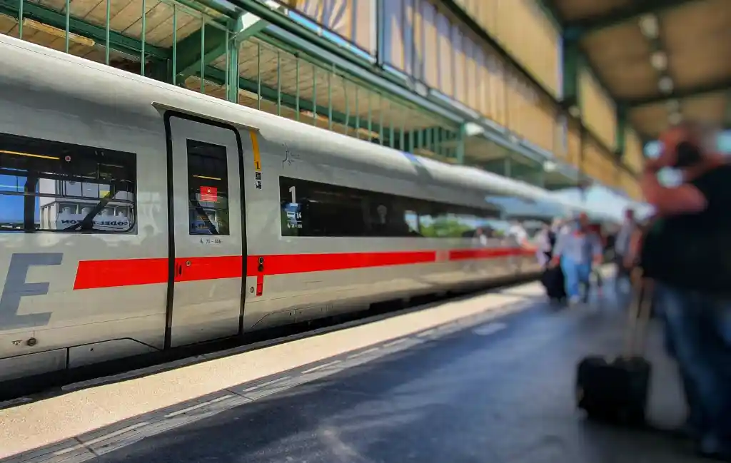 Beim Reisen hinterlassen wir zahlreiche digitale Spuren. (Foto: Gabi Zachmann, KIT)