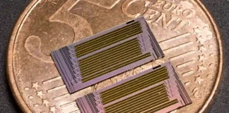 Der kompakte Modulator ermöglicht eine schnelle und energieeffiziente Datenübertragung und lässt sich kostengünstig herstellen. (Foto: Hugo Larocque, EPFL)