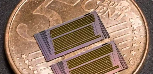 Der kompakte Modulator ermöglicht eine schnelle und energieeffiziente Datenübertragung und lässt sich kostengünstig herstellen. (Foto: Hugo Larocque, EPFL) Der kompakte Modulator ermöglicht eine schnelle und energieeffiziente Datenübertragung und lässt sich kostengünstig herstellen. (Foto: Hugo Larocque, EPFL)