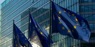 European Commission Flags @ Marco/pexels.com