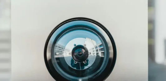 Überwachung. Photo: Bernard Hermant /Unsplash